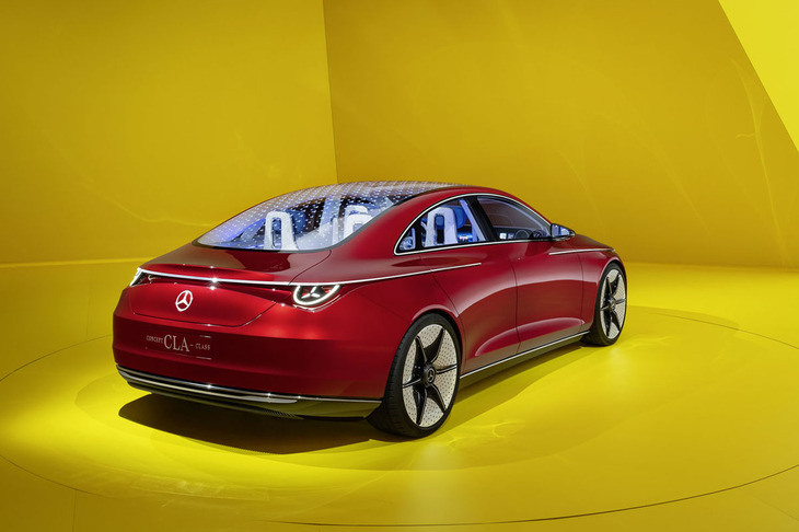 フロントと同様に、リアまわりも光の帯に囲まれている。