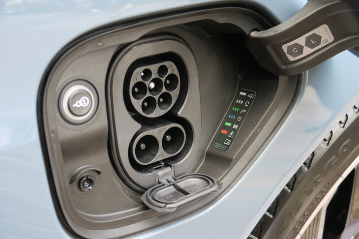 展示車両はドイツ仕様のため、欧州規格の急速充電ソケットが備えられていた。