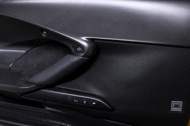 カーボンファイバー製のドアパネル。「アセットフィオラーノパッケージ」では、カーボンをはじめとする軽量素材をキャビンとエクステリアに幅広く使用しており、12kgを超える軽量化を実現している。