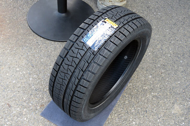 ピレリのスタッドレスタイヤ「アイスアシンメトリコ」。「ピレリも冬用タイヤを作っているんだなあ」などと、当たり前のことに感心してしまった。