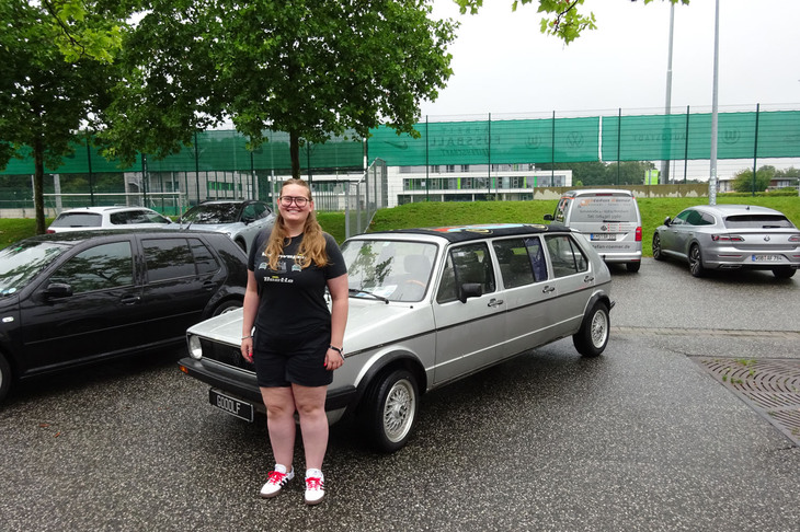 フランスのリヨンから来たという「ゴルフI」の7枚ドアモデルに乗る女性。2台のゴルフを合体させたカスタマイズモデルで、1985年にスイスのコーチビルダーが手がけたものとのこと。一緒に来た男性パートナーは、「僕は恥ずかしいから写真は勘弁してください」と、フレームから外れた。