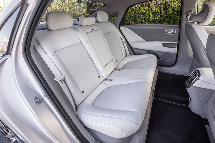 ホイールベースは「アイオニック5」より50mm短いが、リアの足元には十分なスペースが確保されている。オーストラリア仕様車には座席の中央下部に、V2L（Vehicle to Load）対応のAC250V・16A用コンセントが設置されていた。