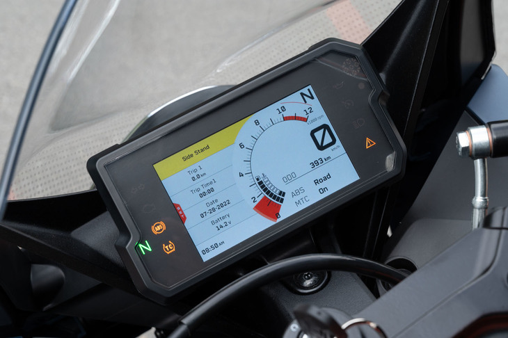 車両および走行に関する各種情報は、新たに採用されたTFTカラーディスプレイに表示。周囲の明るさに合わせて自動で輝度を調整する機能が備わる。