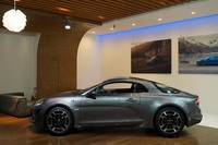 復活を遂げたアルピーヌは現在ピュアスポーツカーづくりに専念しているが、果たして……？　このブランドからもSUVが出ないとは限らない。