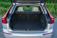 荷室の容量は、後席の背もたれを前方に倒すことで拡大できる。バックドアの電動開閉機構は、全車に標準で備わる。