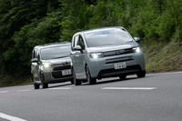 2台連ねてオープンロードを行く。背の高いパッケージングのミニバンながら、どちらも走りのレベルは相応に高い。