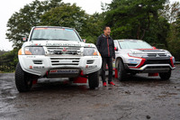 2002年のダカールラリーを制した「パジェロ スーパープロダクション仕様」と、2015年のバハ・ポルタグレに参戦した「アウトランダーPHEV TE仕様」。