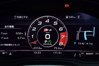 「S4」のメーター。スポーツモードではタコメーターが中央に配置される。