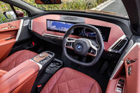 スイッチの数を減らしたシンプルでクリーンなインテリアも「iX」の特徴。今回試乗した車両のダッシュボードは、オリーブの葉の抽出液でなめされたというブラウン系の「カスタネア」レザーで覆われていた。