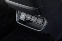 テスト車「フリード ハイブリッドEX」のセンターコンソール。HDMIやUSBなどのソケットがずらりと並ぶ。