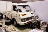 スウィンギンモータースが出展していた1972年「いすゞ・エルフ150」。俗に“エルフブルー”と呼ばれるブルーがイメージカラーだった2代目エルフでは少数派の通称“白エルフ”、しかもガソリンの1.6リッター直4 OHVエンジンを積んだ1.5t積みの150というレア仕様。