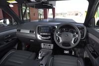 
	スポーティーで上質な空間が演出されたインテリア。「Sエディション」には、Apple CarPlayとAndroid Autoに対応した「スマートフォン連携ディスプレイオーディオ」が標準で備わる。
	