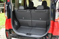 荷室の開口部は1050mmの幅と1080mmの高さを誇る。後席を一番後ろにスライドしてもこれだけの広さがある。