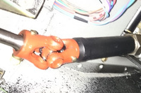 ステアリングシャフトのユニバーサルジョイント。ココの調整でカルカルハンドルが直ったのか!?