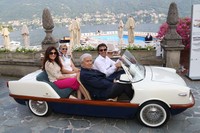 もっと過去のアニェッリ特注車。カロッェリア、ボアーノによるビーチカー「フィアット500スピアッジーナ」。ボディーの上半分こそ白だが、下部はやはりブルーに塗られている。