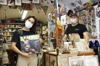 シエナのアンティークショップで。店主のファブリツィオさん（写真右）と常連の大学生（同左）。