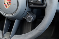 ステアリングホイールに備わる、ダイヤル式のドライブモードセレクター。デフォルトの走行モードは「ノーマル」「スポーツ」「スポーツプラス」「レンジ」の4種類で、カスタマイズモードの「インディビジュアル」も用意される。