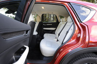 リアシートは乗員が安楽な姿勢を取りやすいよう、シートバックの角度を従来モデルより2度傾斜した24度とした。