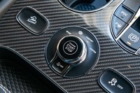 オンロード用の走行モードは、「スポーツ」「B（ベントレー）」「コンフォート」、さらにドライバーが任意に調節できる「カスタム」を加えた4種類から選べる。