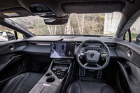 これまでのロータス車とは一線を画すデザインのコックピット。運転席と助手席の前方には天地の薄い12.6インチの液晶メーターパネルが組み込まれ、ダッシュボードのセンターには15.1インチのタッチ式ディスプレイが置かれる。