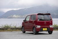 現行型「ワゴンR」は2017年にデビューした6代目。2021年にはスライドドア付きの派生モデル「ワゴンRスマイル」が登場している。