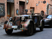 「ミッレミリア・フレンズ」と名づけられた同時開催イベントに参加した、イタリア陸軍の1938年「フィアット508C 1100」。