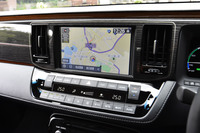 インストゥルメントパネルには9インチモニターを装備。その下に空調やオーディオのスイッチが整然と並ぶ。