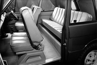 折り畳むことを考慮したバックレストの低いリアシート。フロアもビニール敷きだ。車内を水洗いしても、水はけがいいようにフロアには傾斜が設けられている。