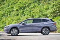 「レヴォーグ レイバック」の最低地上高はベース車＋55mmの200mm。他社のミドル級SUVを見ると、「トヨタRAV4」が190～200mm、「日産エクストレイル」が185～200mm、「三菱アウトランダー」が195～200mm、「マツダCX-5」が210mmとなっている。レイバック、全然負けてない。