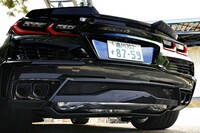 本国仕様の「Z06」はド迫力のセンター4本出しマフラーだが、日本仕様はスタンダードモデルと同じく左右2本ずつの4本出しに。本国仕様の“センタークアッド”は中央の2本が直管で、そのサウンドは、とても日本の法規をクリアできるものではないのだ。