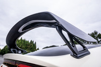 「シビック タイプR」の純正リアスポイラーを下から見た様子。大きく湾曲したU字型のフォルムにデザインされていることがわかる。