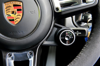 ステアリングホイールのセンターから4時の方向には、ダイヤル式の走行モードセレクターがレイアウトされる。