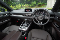 上級仕様「CX-8 XD Lパッケージ」の車内。装飾パネルには本物の木目素材が使われていた。