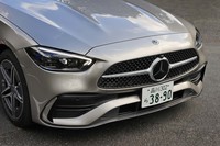厚みを抑えた多角形のヘッドランプは「Sクラス」などと同様のデザインだ。グリル内にスリーポインテッドスターをちりばめた「スターパターングリル」はオプションの「AMGライン」に含まれている。