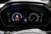 メーターパネル内の左半分を占める液晶パネルは3.5インチから7インチへと大型化している。