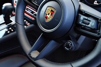 ステアリングホイールセンターの右下には、走行モードのセレクターがレイアウトされている。