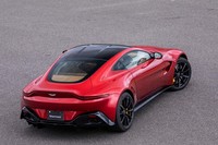 AMG製となる4リッターV8ツインターボの採用により、歴代V8モデルの中でトップのパフォーマンスを誇る「ヴァンテージ」。スペックシートには0-100km/h加速3.7秒、最高速314km/hと、魅力的な数値が並んでいる。