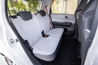 「N-ONE e：」の後席。足元と頭上に十分な余裕が確保されている。リアシートには、ホンダ車でおなじみのチップアップ＆ダイブダウン機構が備わっている。