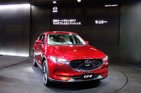 2016年12月に発表された新型「CX-5」は、ブースの特等席であるメインステージ上に展示された。