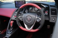 ステアリングホイールのブラックの部分の素材がスムースレザーからアルカンターラに変更されている。