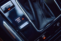 センターコンソールの走行モードセレクター。「SAND／MUD（砂・泥）」「SNOW（雪）」「AUTO（オート）」の3つのモードが選択できる。