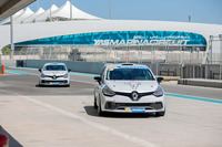 世界にユニークなサーキットは多々あれど、ゴージャスという意味でヤス・マリーナの右に出るものはないだろう。全長約5.6kmで左回り、コース全域にスタジアムのごとく、こうこうと照らす照明が備わる。路面のアスファルトは、イギリス・シュロップシャー州からはるばる運ばれたものだそうで、総工費は日本円で1兆円以上と言われる。