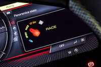 ドライブモードの切り替え機構には、電動パワートレインの制御を切り替える「eマネッティーノ」と、スロットルレスポンスや変速、トラクションコントロールなどの制御を切り替える「マネッティーノ」の2つが搭載される。