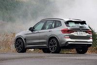 リアエンドには複雑な形状の「Mルーフスポイラー」を装備。4本出しのテールパイプもブラックにペイントされている。