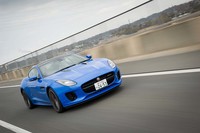 「ジャガーFタイプ」の2018年モデルが日本に導入されたのは、2017年9月末のこと。2リッター直4ターボモデルは、テストした「R-DYNAMIC」とベーシックグレードに設定される。
