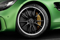 ミシュランの高性能スポーツタイヤ「パイロットスポーツ カップ2」。パイロットスポーツシリーズの中でも“サーキットに片足突っ込んじゃった系”の銘柄で、カタログにはしっかりと「雨の日はゆっくり走ってね」との注意書きが。うーん……。