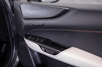 ドアのラッチ／アンラッチ機構をスイッチによる電気制御に置き換えた「e-ラッチシステム」を採用。ブラインドスポットモニターのセンサーを活用し、後方からの接近車両などを検知した場合は、ドアが開かなくなる安全機構も組み込まれている。