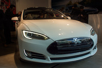 テスラ、新型EV「モデルS」を日本初公開
