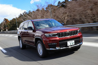 「ALENZA 001」を装着した「ジープ・グランドチェロキーL」。ジープブランドの旗艦を担う、最新モデルである。