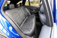 後席バックレストは40：20：40の分割可倒式。荷室からキャビンへ荷物等の侵入を防止するセーフティーネットが標準装備されている。